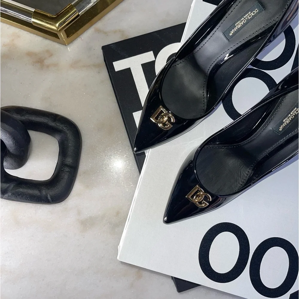 Dolce & Gabbana DG Plaque Pointed Toe Pump in Black Patent Leather New - Picture 4 of 11